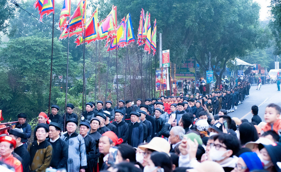 Được tham gia phục vụ lễ hội là vinh dự của các cụ và trai đinh của hai làng.