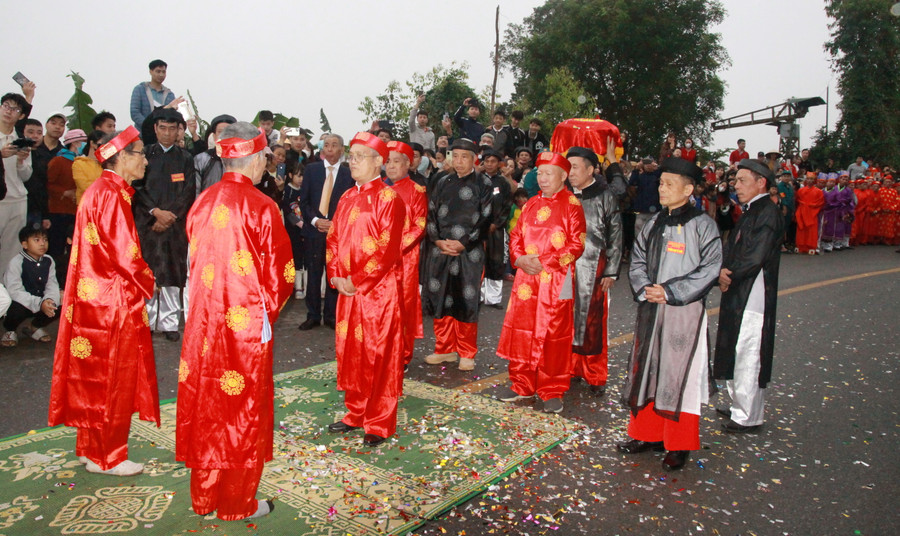 Đại diện các cụ cao niên của hai làng trao nhận lễ vật.