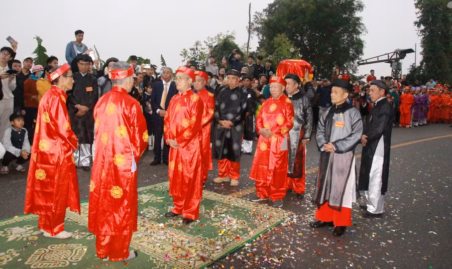 Đại diện các cụ cao niên của hai làng trao nhận lễ vật.