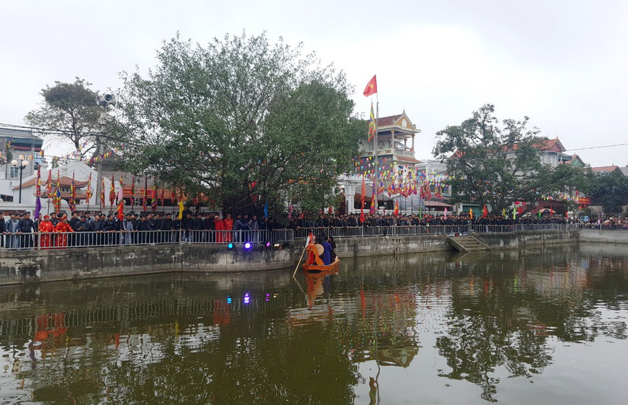 Hát quan họ trên ao Đình Kim Thượng.