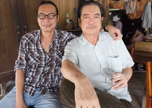 Đạo diễn Trần Lực bên nghệ sĩ Chánh Tín.