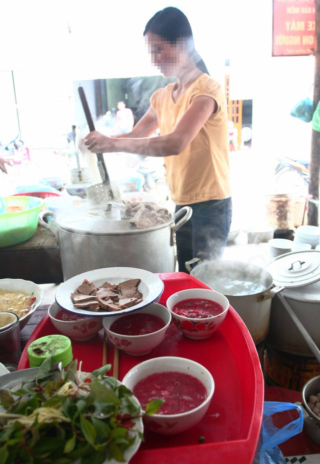 Ăn các loại thực phẩm sống luôn tiềm ẩn nguy cơ mắc những bệnh nguy hiểm. Ảnh: Chí Cường