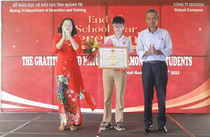 Thạc sĩ Trần Thị Ngọ - Hiệu trưởng iSchool Quảng Trị trao Bằng khen của Chủ tịch UBND tỉnh cho học sinh đạt giải Nhất tại kỳ thi HSG văn hoá cấp tỉnh. (Ảnh: iSchool Quảng Trị).