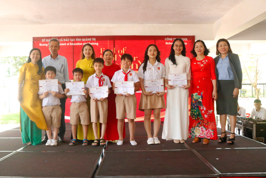 Trao thưởng cho các em học sinh đạt thành tích cáo tại các cuộc thi học sinh giỏi các cấp. Trao thưởng cho các em học sinh đạt thành tích cáo tại các cuộc thi học sinh giỏi các cấp.