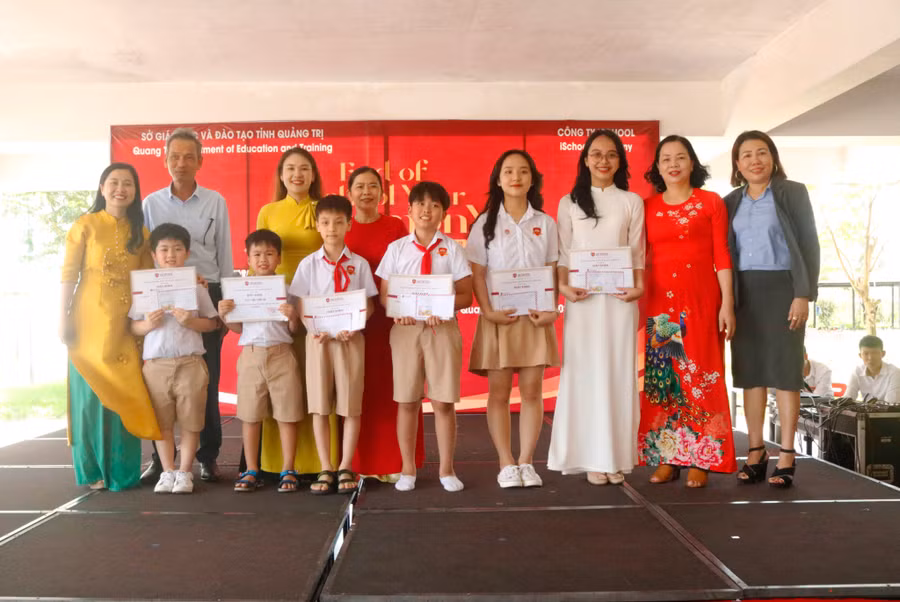 Trao thưởng cho các em học sinh đạt thành tích cáo tại các cuộc thi học sinh giỏi các cấp.