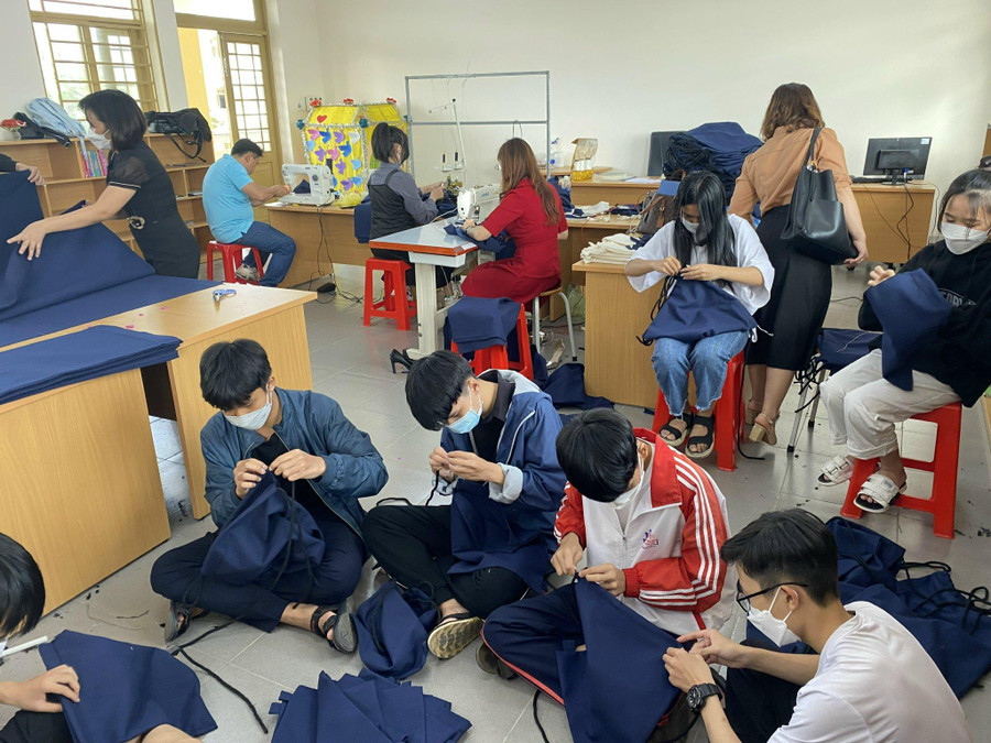 Học sinh trường THCS và THPT Liên Việt làm balo gửi tặng học sinh khó khăn.