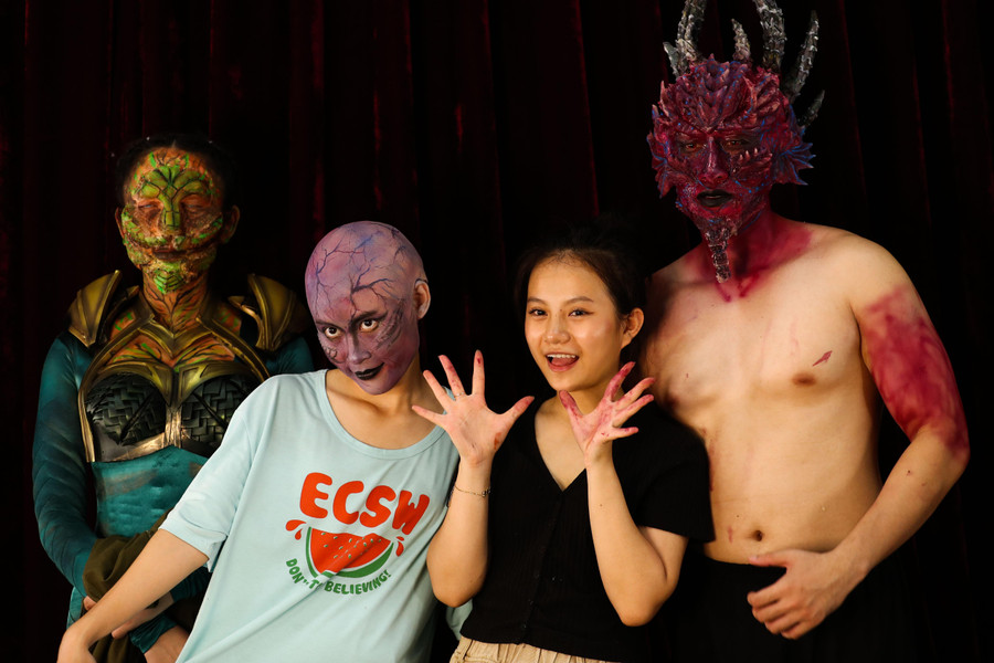 Những công đoạn cuối cùng đã được các bạn sinh viên hoàn thành.