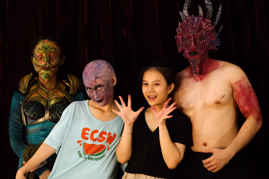 Những công đoạn cuối cùng đã được các bạn sinh viên hoàn thành.