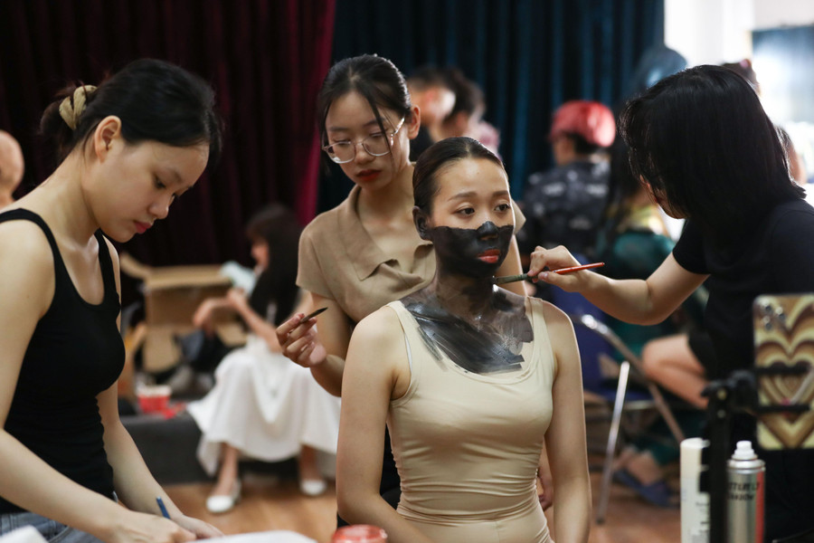 Ngay từ sớm những sinh viên đã có mặt để chuẩn bị cho buổi lễ.