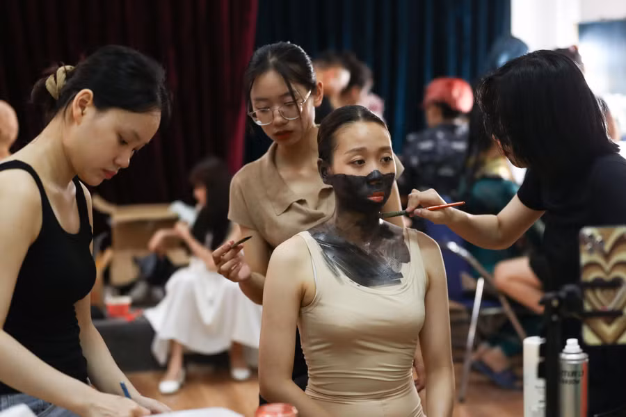 Ngay từ sớm những sinh viên đã có mặt để chuẩn bị cho buổi lễ.