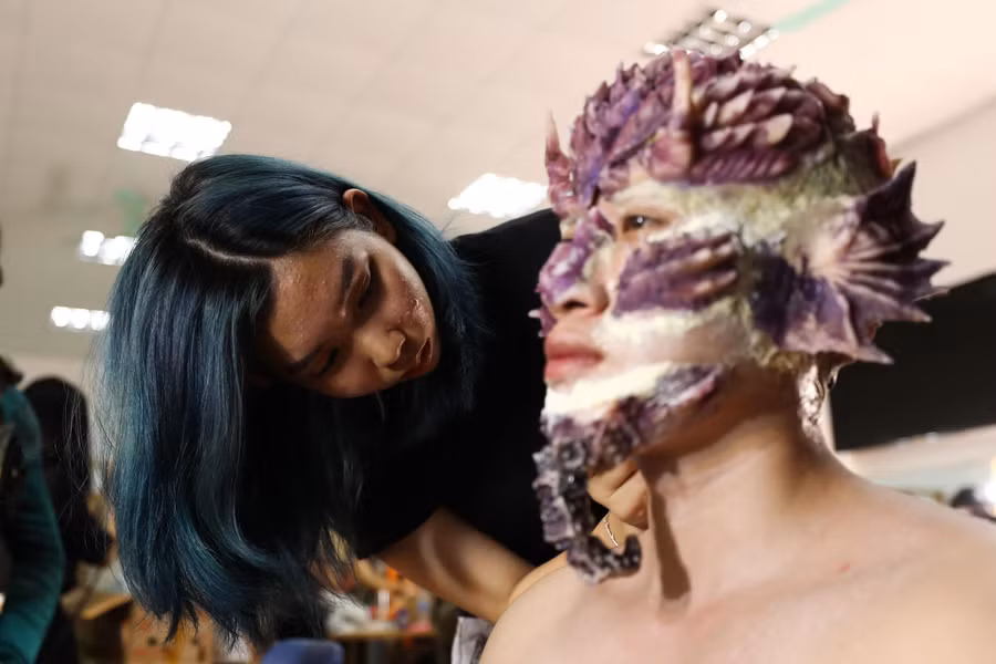 Đối với ngành học này, không đơn giản chỉ dùng mỹ phẩm để trang điểm đẹp hơn mà đòi hỏi người học phải biết phối màu, sử dụng hóa chất, tạo hình, đan râu, đan tóc, đắp mũi,… để thay đổi diện mạo của nhân vật, biến họ thành những hình tượng mới, hoàn toàn khác biệt so với lúc đầu.