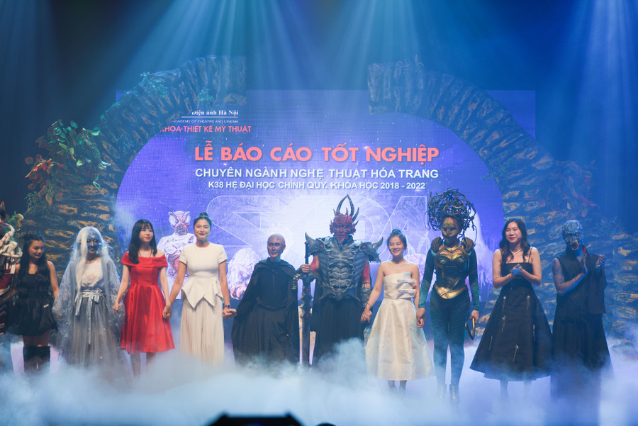 Buổi lễ báo cáo tốt nghiệp đã khép lại thành công mang đầy dấu ấn rất riêng của các sinh viên lớp chuyên ngành Nghệ thuật Hóa trang.