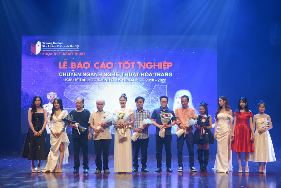 Trong buổi lễ, Bó hoa tươi thắm đã được gửi đến những giảng viên, những người đã đồng hành cùng các bạn sinh viên lớp chuyên ngành Nghệ thuật Hóa trang.