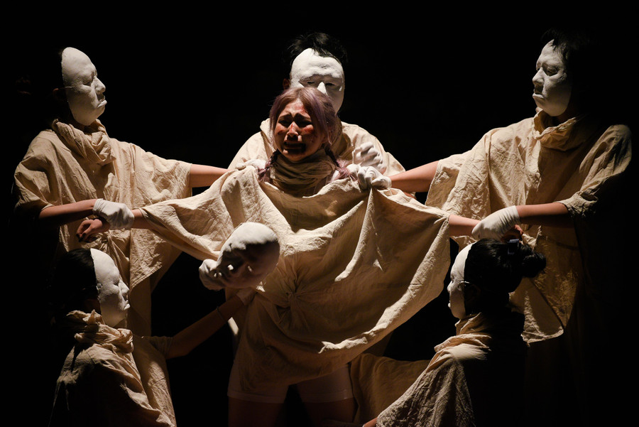 Ánh sáng sân khấu và cách tạo hình nhân vật đã tạo ấn tượng mạnh cho khán giả.