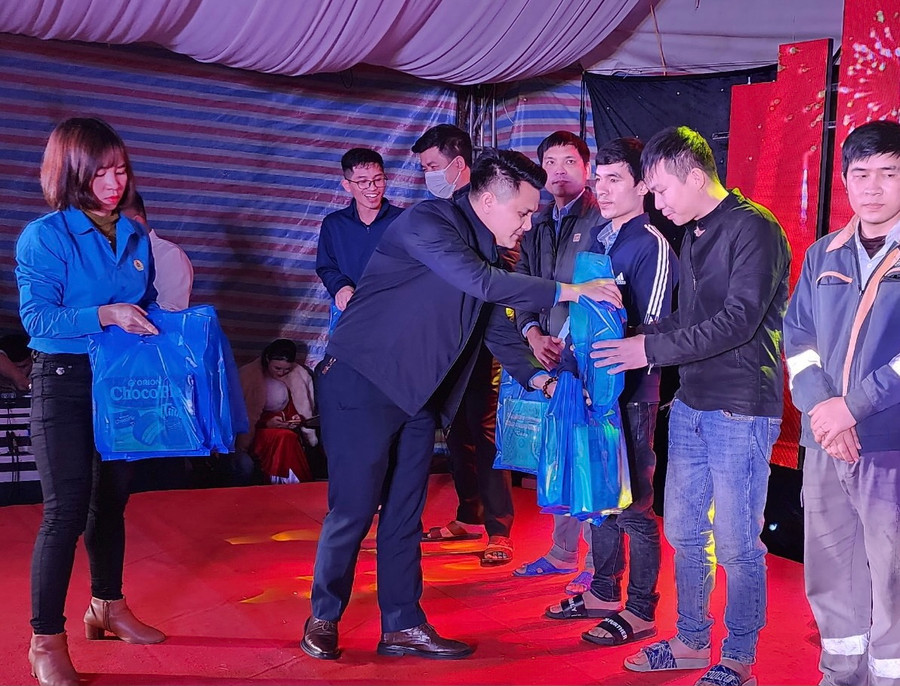 Chương trình nhằm chia sẻ, động viên người lao động có hoàn cảnh khó khăn tại Formosa Hà Tĩnh đón Tết thêm an vui, đầm ấm. Chương trình nhằm chia sẻ, động viên người lao động có hoàn cảnh khó khăn tại Formosa Hà Tĩnh đón Tết thêm an vui, đầm ấm.