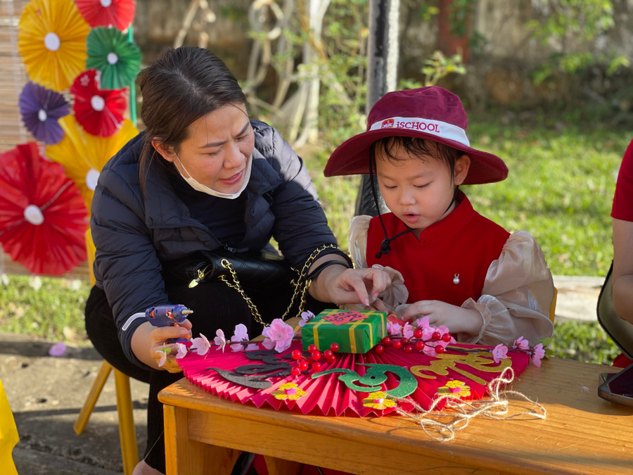Phụ huynh và học sinh tại gian hàng trang trí Tết. Phụ huynh và học sinh tại gian hàng trang trí Tết.
