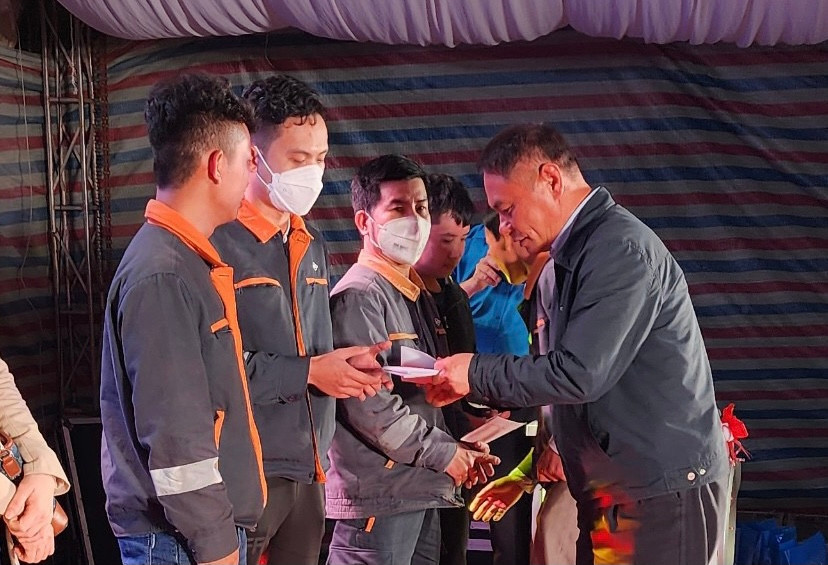 ... ông Ngưu Tuấn Phát – Phó Tổng giám đốc Công ty Formosa Hà Tĩnh trao quà cho các đoàn viên khó khăn. ... ông Ngưu Tuấn Phát – Phó Tổng giám đốc Công ty Formosa Hà Tĩnh trao quà cho các đoàn viên khó khăn.