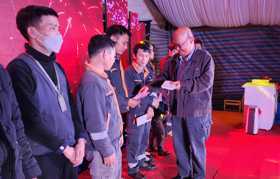 Ông Lý Tân Hoa và... Ông Lý Tân Hoa và...