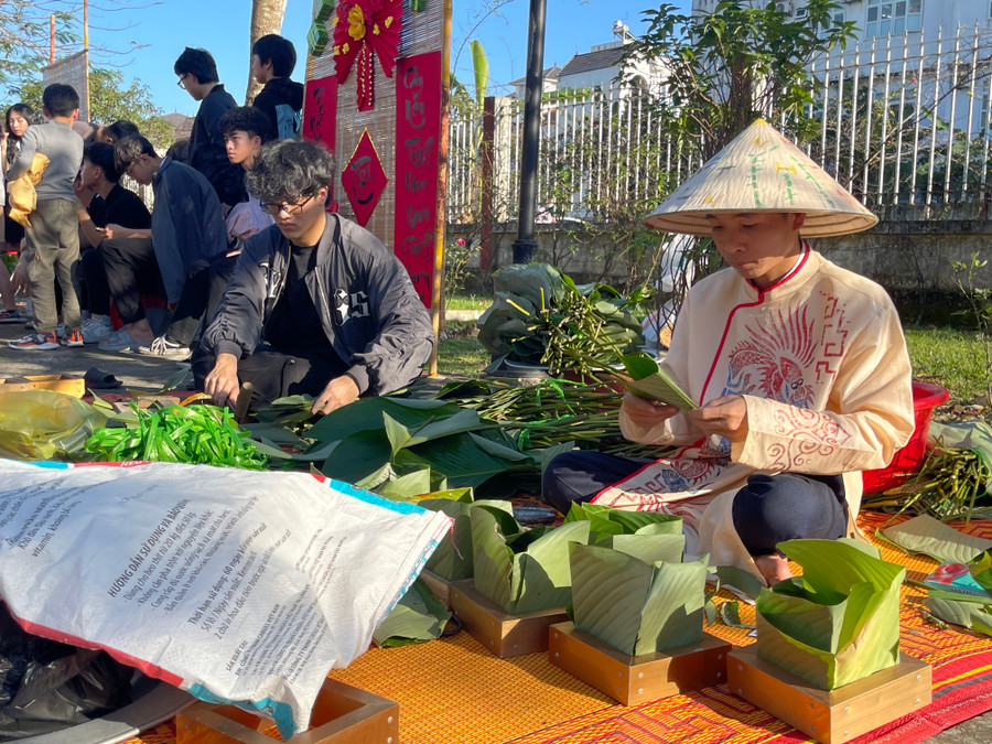 ... gói bánh chưng, những gian hàng thu hút rất đông học sinh cùng trải nghiệm. ... gói bánh chưng, những gian hàng thu hút rất đông học sinh cùng trải nghiệm.
