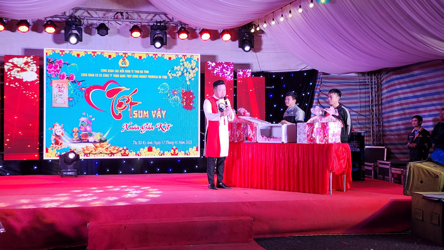 BTC tổ chức bốc thăm trúng thưởng với nhiều phần quà giá trị cho người lao động. BTC tổ chức bốc thăm trúng thưởng với nhiều phần quà giá trị cho người lao động.