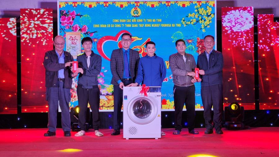 Đại diện Liên đoàn lao động, Khu kinh tế Hà Tĩnh, Công ty Formosa Hà Tĩnh bốc thăm và trao 3 giải đặc biệt. Đại diện Liên đoàn lao động, Khu kinh tế Hà Tĩnh, Công ty Formosa Hà Tĩnh bốc thăm và trao 3 giải đặc biệt.