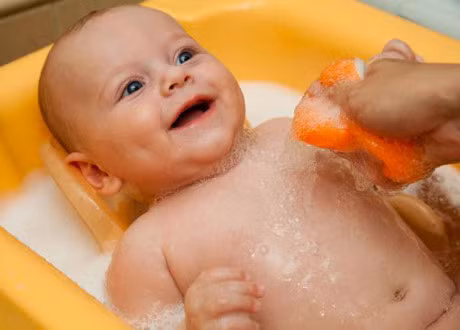 6 buoc tam dung chuan cho tre so sinh cac me nhat dinh phai nho ky - Anh 1