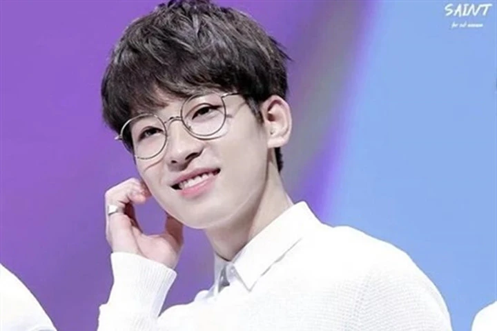 Loạt sao Hàn phát cuồng với kính gọng tròn "ngố, cute"