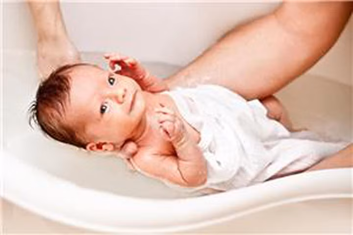 6 bước tắm đúng chuẩn cho trẻ sơ sinh để bé cảm thấy thư giãn, thoải mái