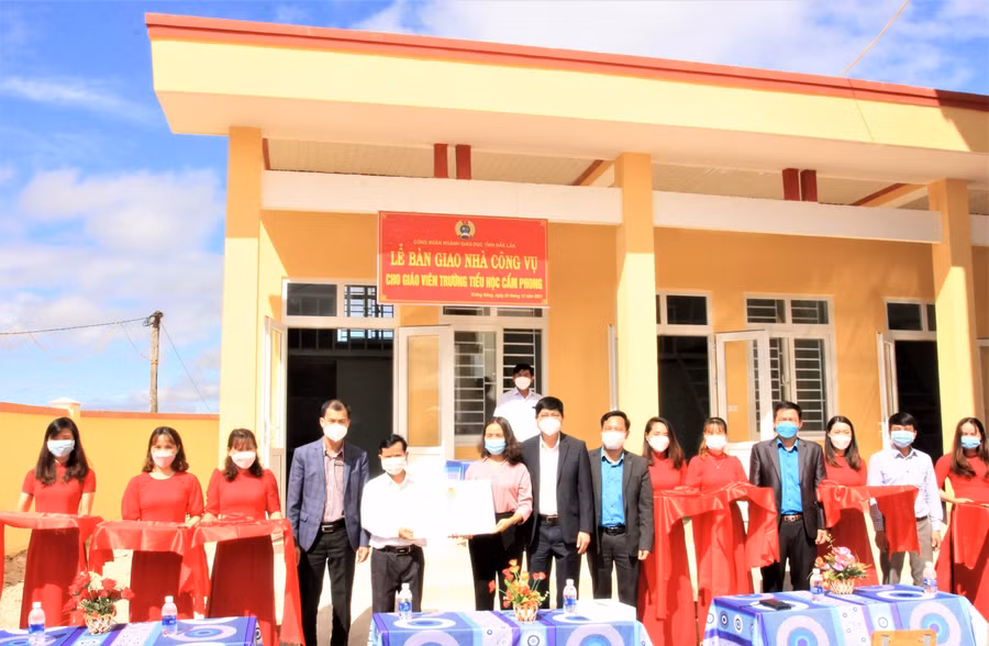 Nghi lễ cắt băng khánh thành và bàn giao công trình nhà công vụ điểm trường Noh Prong.