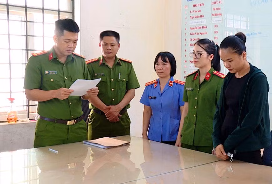 Cơ quan chức năng thi hành các biện pháp tố tụng đối với Mẫn Thị Hoàng Anh.