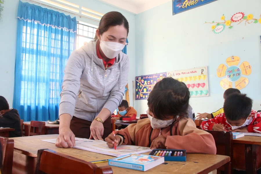 Đối với học sinh dân tộc thiểu số cô Nguyệt Ánh đưa những hình ảnh gần gũi vào bài học để các em dễ dàng tiếp cận, ghi nhớ kiến thức.