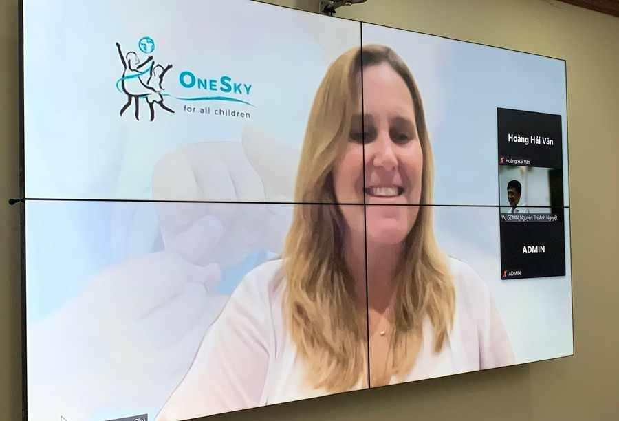 Phát biểu ý kiến tại điểm cầu Mỹ của bà Morgan Giám đốc OneSky toàn cầu. Phát biểu ý kiến tại điểm cầu Mỹ của bà Morgan Giám đốc OneSky toàn cầu.