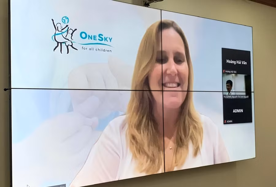 Phát biểu ý kiến tại điểm cầu Mỹ của bà Morgan Giám đốc OneSky toàn cầu.