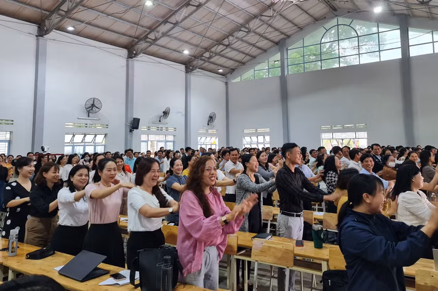 Cán bộ, giáo viên hào hứng tham gia tập huấn.