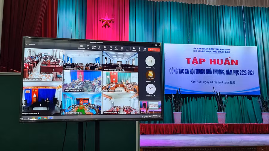 Cán bộ, giáo viên tập huấn trực tuyến tại các điểm cầu.