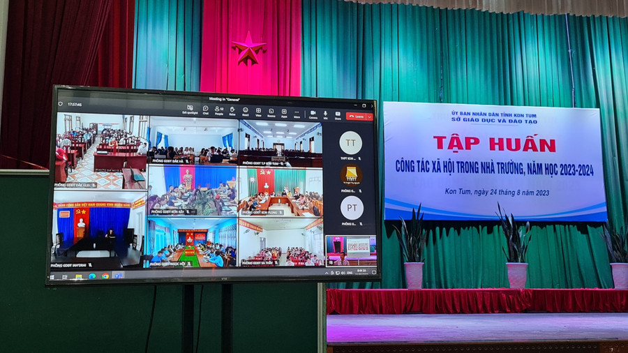 Cán bộ, giáo viên tập huấn trực tuyến tại các điểm cầu.