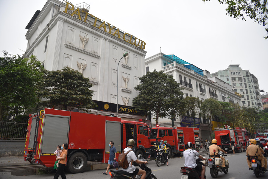 Tại hiện trường 7 xe PCCC đã có mặt để tiến hành dập lửa.