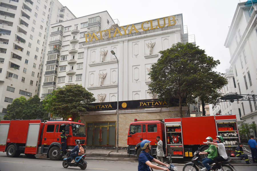 Tại khu vực xảy ra cháy, một chiều đường Nguyễn Tuân bị phong tỏa để phục vụ cứu nạn cứu hộ.