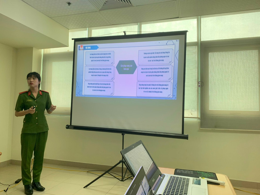 Báo cáo viên - sinh viên trình bày đề tài nghiên cứu trước hội đồng giám khảo.