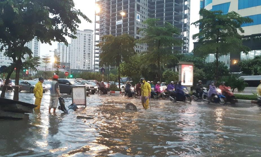 Tại đường Phạm Văn Bạch (Cầu Giấy) nước ngập sâu khoảng 20cm