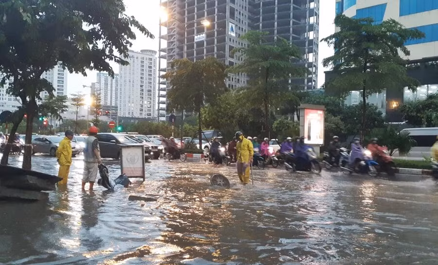 Tại đường Phạm Văn Bạch (Cầu Giấy) nước ngập sâu khoảng 20cm