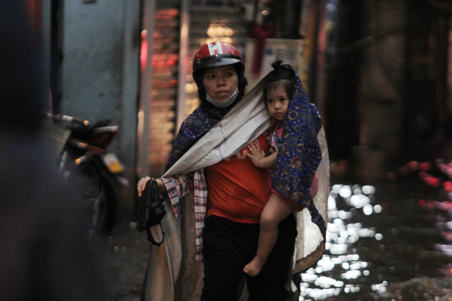 Nhiều người không đi xe vào được nên đã gửi xe bên ngoài để đi bộ vào trong nhà