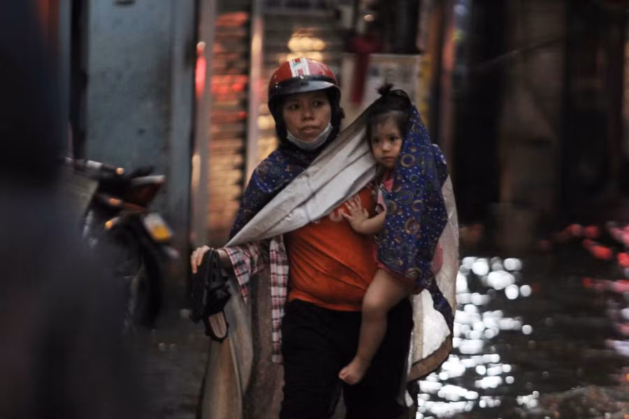 Nhiều người không đi xe vào được nên đã gửi xe bên ngoài để đi bộ vào trong nhà