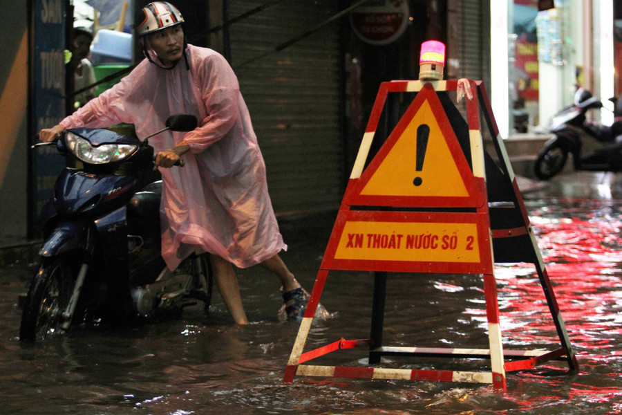 Những biển cảnh báo của xí nghiệp thoát nước số 2 cũng đã nhanh chóng được đặt tại những điểm mặt cống thoát nước