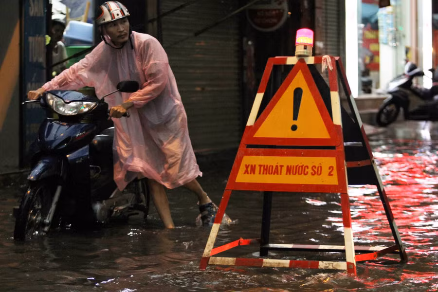 Những biển cảnh báo của xí nghiệp thoát nước số 2 cũng đã nhanh chóng được đặt tại những điểm mặt cống thoát nước