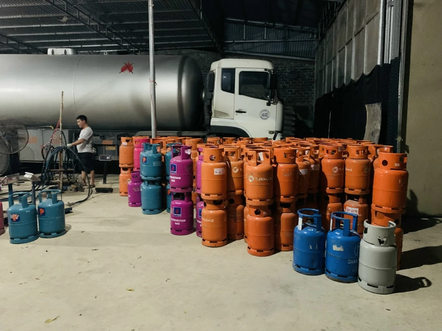 Bên trong cơ sở sang chiết gas trái phép.