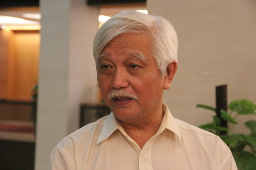 Đại biểu Dương Trung Quốc trao đổi với báo chí bên lề Quốc hội