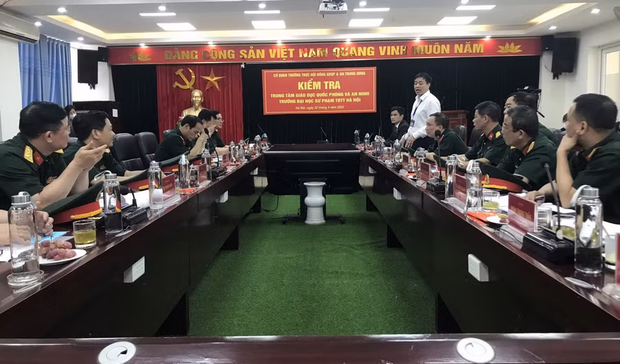 PGS.TS Nguyễn Duy Quyết- Bí thư Đảng ủy, Hiệu trưởng, kiêm Giám đốc Trung tâm GDQPAN báo báo các hoạt động của Trung tâm