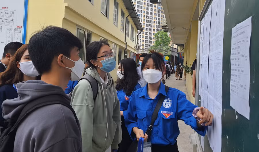 Thí sinh xem danh sách phòng thi và số báo danh