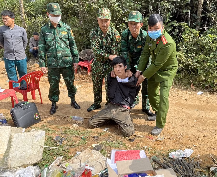 Đối tượng bị bắt giữ cùng tang vật 12.000 viên ma túy.